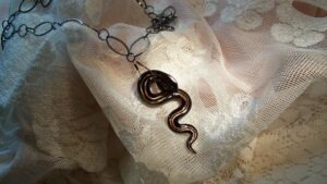 I gioielli con serpente oggi